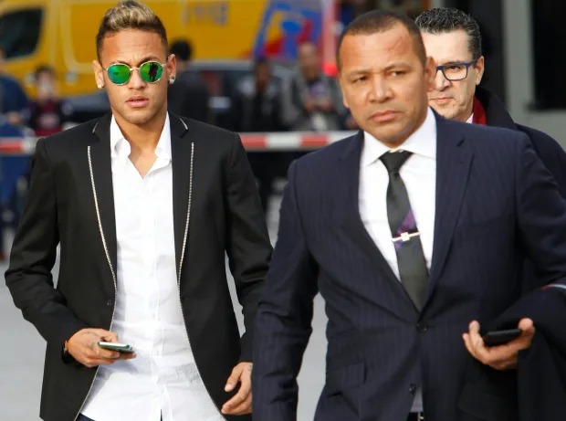 Neymar Jr. and his dad arrive at a Barcelona court to testify about irregularities in the transfer from Santos