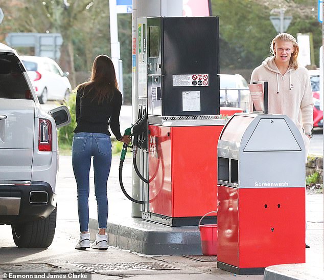 She also kept it casual in blue jeans and a thin, black V-neck long-sleeved jumper and white trainers