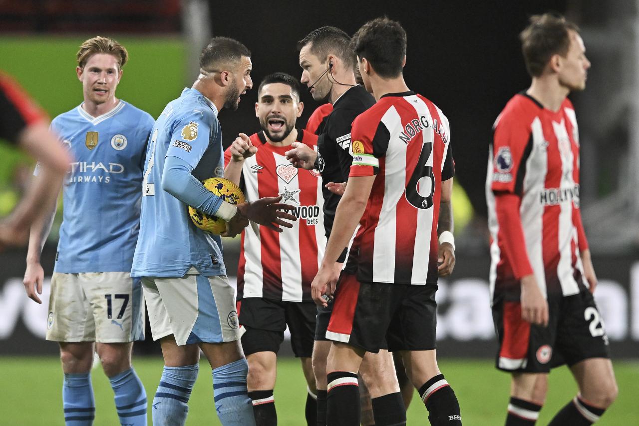 Walker furiously complained about Maupay to the referee