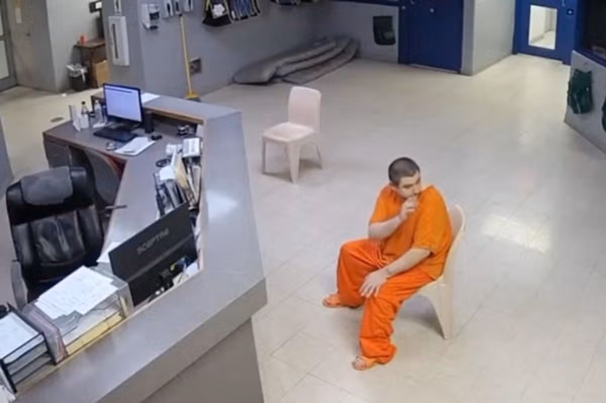 Ohio dad-of-16 signals to mom during jail booking
