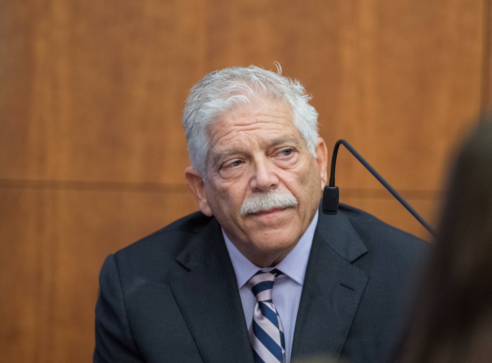 Psychologist Paul Zeizel answers questions during a murder trial.