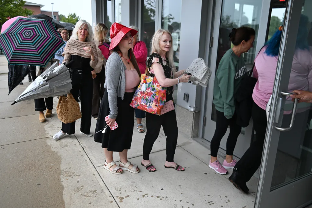 A line of Lindsay Clancy supporters enters Plymouth Superior Court on Friday, August 21, 2026, in Plymouth, Mass.